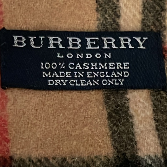 Pre loved Burberry 100% Cashmere pristine condition size 52” X 12” - Picture 3 of 6